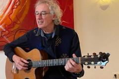 zingende man met gitaar