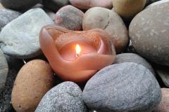 kaarsritueel met stenen