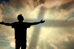 man met uitgestrekte armen als een kruis