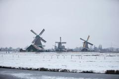 windmolen in de sneeuw