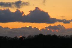 skyline met avondlucht - paarse wolken met gouden randen 