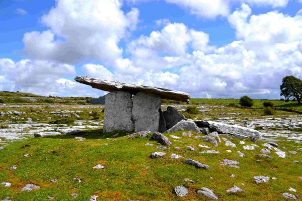 kaal landschap met stenen tableau MHS