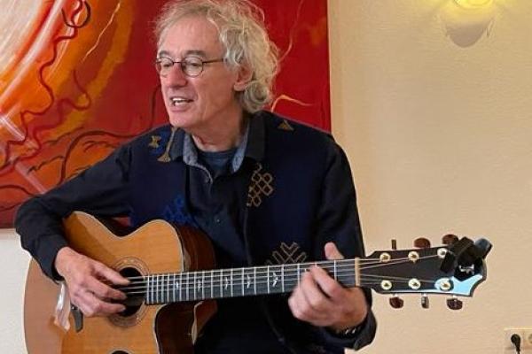 zingende man met gitaar