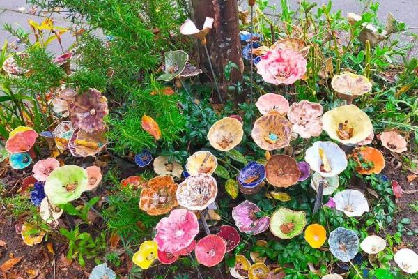 opstelling keramieken bloemen