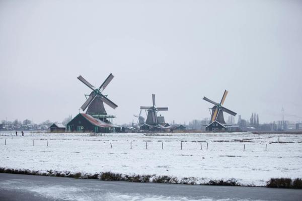 windmolen in de sneeuw
