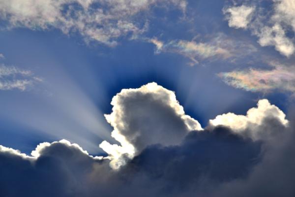 vrije-ruimte-zon-achter-wolken